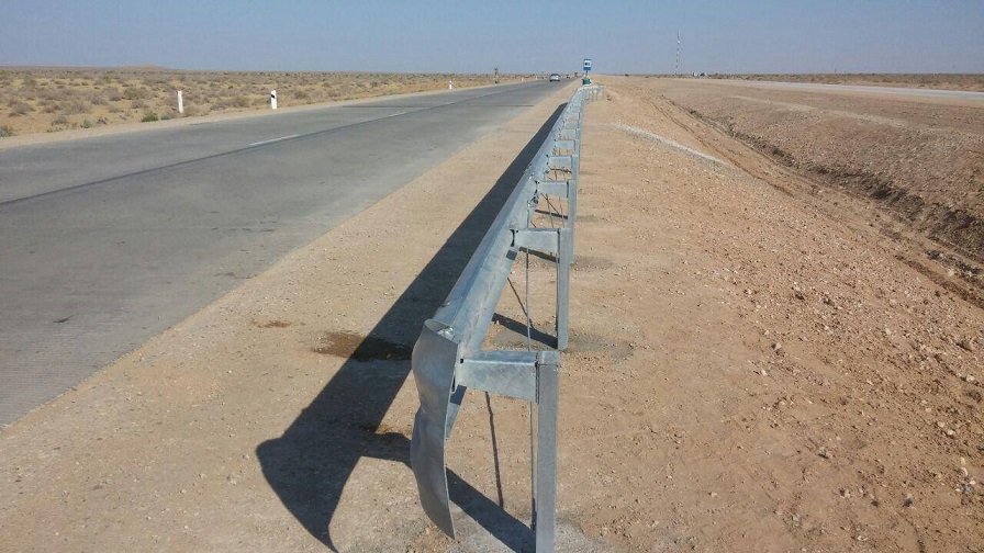 Барьерное граждение КТЦ Металлоконструкция устанавливается на автотрассе А-380 в Узбекистане  | ктц металлоконструкция