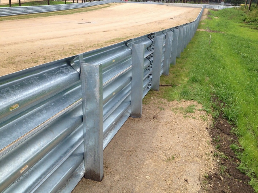 На гоночной трассе Бикерниеки в Риге ведется установка защитного ограждения КТЦ Металлоконструкция  | ктц металлоконструкция